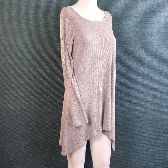 Premise Tops - Premise Sharkbite Hem Knit Tunic, Lace Trimmed Long Sleeves
